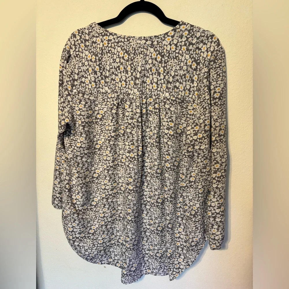 Indigo Soul Gray Ditsy Floral Button Down Blouse Long Sleeve Hi-Low Hem Size XL - Picture 3 of 5